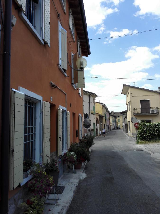 B&B Al Vicolo Di Mezzo Monzambano Bagian luar foto